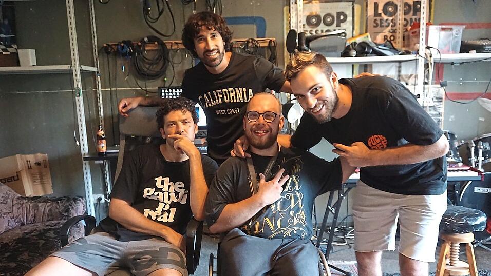 Maniac (von links), Liquid, Flowin K Rolling und Sick Snse im Tonstudio.