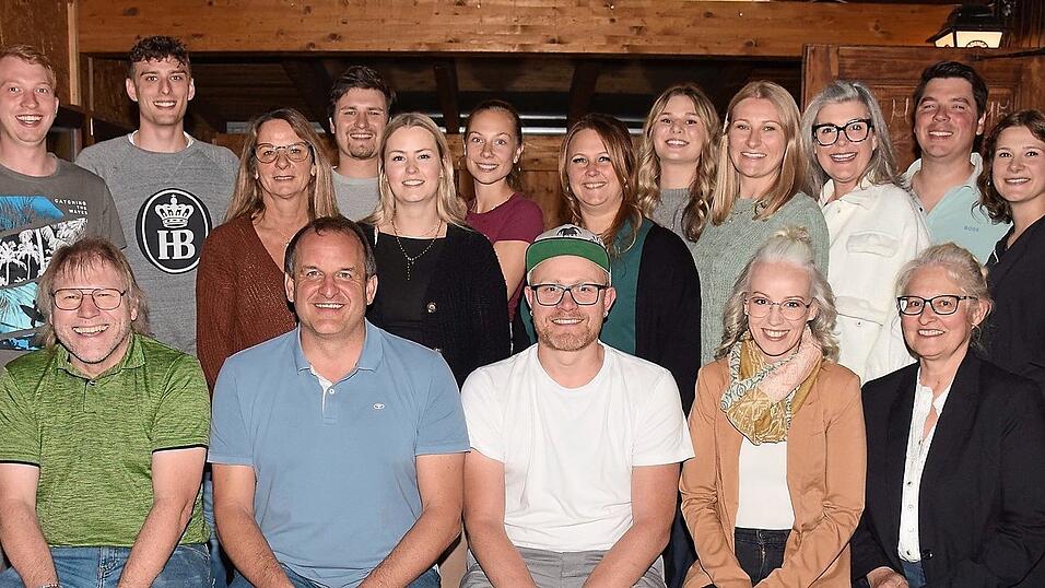 Die neue F&uuml;hrungscrew der Narrhalla Moosburg. Vorne von links die drei Pr&auml;sidenten: Richard Renz, Robert Weber und Sebastian Wagner.