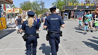Die Landshuter Polizei kontrolliert auf der Dult auch Betretungsverbote. Verstößt jemand dagegen, verhängen die Beamten einen Platzverweis und ein Bußgeld. Die Landshuter Polizei kontrolliert auf der Dult auch Betretungsverbote. Verstößt jemand dagegen, verhängen die Beamten einen Platzverweis und ein Bußgeld.