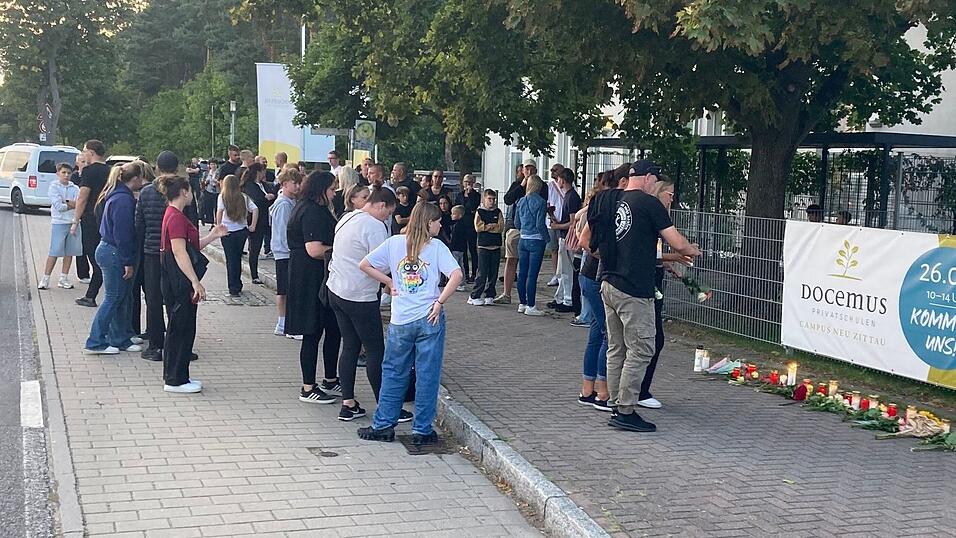 An einer Schule sind am Donnerstag zwei Menschen getötet worden. An einer Schule sind am Donnerstag zwei Menschen getötet worden.