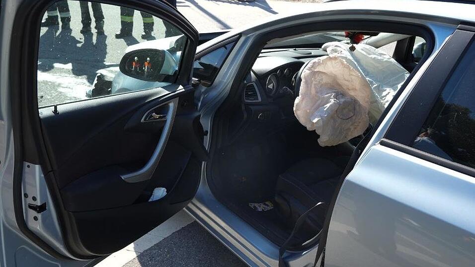 Auf der B8 bei Niedermünchsdorf hat sich am Samstagvormittag ein Verkehrsunfall ereignet. Auf der B8 bei Niedermünchsdorf hat sich am Samstagvormittag ein Verkehrsunfall ereignet.
