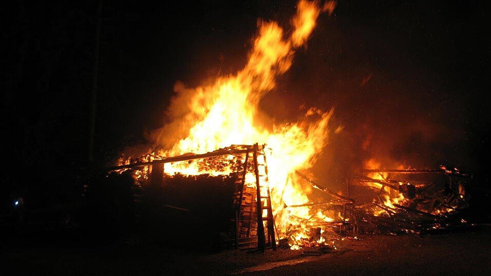 Zwei Scheunen eines Bauernhofs in Roßbach sind am späten Mittwochabend in Flammen aufgegangen. (Symbolfoto)