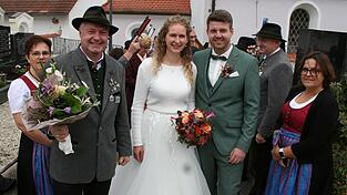 Am Samstag läuteten die Hochzeitsglocken für Matthias und Elisabeth Starzer, Schützenmeister Stefan Zauner gratulierte im Namen der Isartaler Schützen.