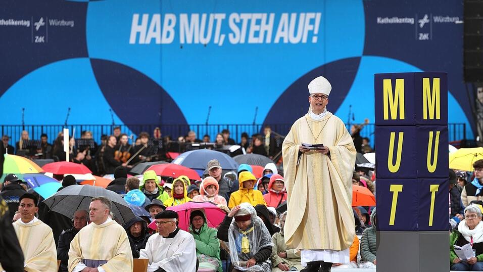 Bischof Jung spricht im Gottesdienst.