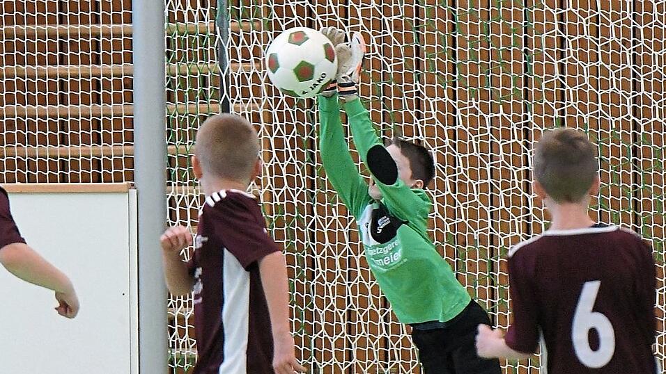 Mit vollem K&ouml;rpereinsatz konnte hier gerade noch ein Tor verhindert werden.