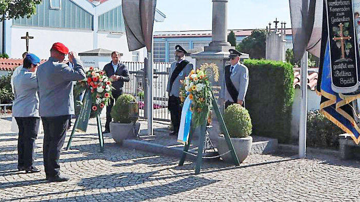 Bei gesenkten Fahnen wurde vor dem Kriegerdenkmal der Opfer der beiden Weltkriege gedacht. Bei gesenkten Fahnen wurde vor dem Kriegerdenkmal der Opfer der beiden Weltkriege gedacht.
