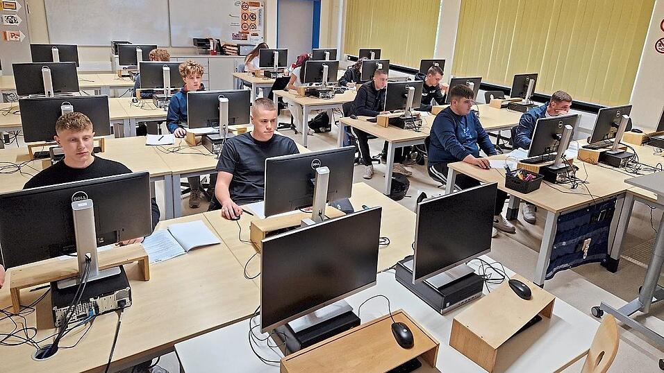 Blick in den EDV-Raum: An der Mittelschule Landau ist am Montagmorgen die Projektprüfung gestartet. Blick in den EDV-Raum: An der Mittelschule Landau ist am Montagmorgen die Projektprüfung gestartet.