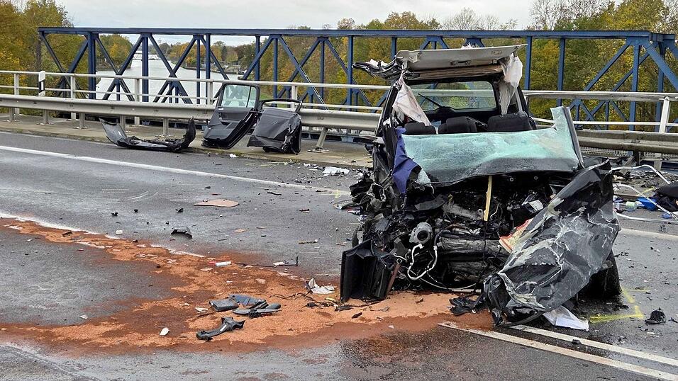 Ein Mann schwebt nach dem Unfall weiter in Lebensgefahr, eine Frau ist schwer verletzt. Ein Mann schwebt nach dem Unfall weiter in Lebensgefahr, eine Frau ist schwer verletzt.