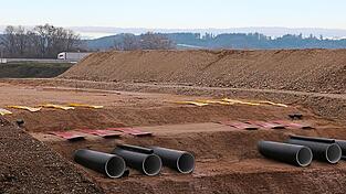 Windstrom nach Bayern - Photovoltaikstrom in den Norden: Nach jahrelanger Planung wurde vor zwei Wochen im Landkreis Landshut offiziell mit dem Bau der Stromtrasse S&uuml;d-Ost-Link begonnen. Auf der 780 Kilometer langen Gleichstromleitung sollen ab 2027 vier Gigawatt gr&uuml;ner Strom flie&szlig;en.