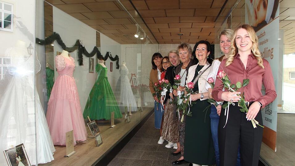 Erfreuten sich gemeinsam an den ausgestellten Kleidern: Die Organisatorinnen Bruni Pledl-Inhofer, Emma Gartner und Carola Höcherl-Neubauer, die Jubel-Pfingstbräute Marlene Liss, Heidi Huber und Martina Graßl sowie die aktuelle Pfingstbraut Anna Maria Pielmeier (v.l.) Erfreuten sich gemeinsam an den ausgestellten Kleidern: Die Organisatorinnen Bruni Pledl-Inhofer, Emma Gartner und Carola Höcherl-Neubauer, die Jubel-Pfingstbräute Marlene Liss, Heidi Huber und Martina Graßl sowie die aktuelle Pfingstbraut Anna Maria Pielmeier (v.l.)