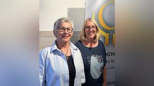 Die ehrenamtliche Hospizbegleiterinnen Rosa Ziegler (links) und Christine Bögl berichten von ihrer besonderen Aufgabe