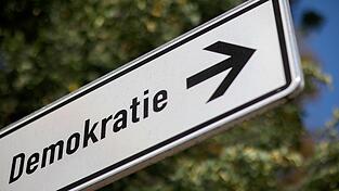 Initiativen der Zivilgesellschaft sehen sich laut einer Analyse der Amadeu Antonio Stiftung systematisch unter Druck gesetzt. (Symbolbild) Initiativen der Zivilgesellschaft sehen sich laut einer Analyse der Amadeu Antonio Stiftung systematisch unter Druck gesetzt. (Symbolbild)