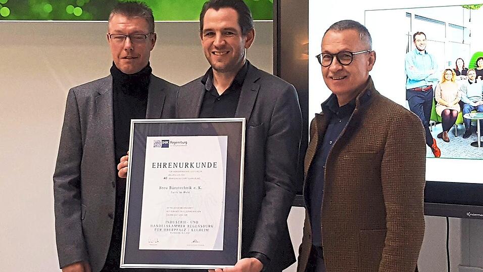 IHK-Gremiumsmitglied Josef Dischner (links) und IHK-Geschäftsführer Richard Brunner (rechts) überreichen Franz Breu die Ehrenurkunde zum 40-jährigen Bestehen des Betriebs. IHK-Gremiumsmitglied Josef Dischner (links) und IHK-Geschäftsführer Richard Brunner (rechts) überreichen Franz Breu die Ehrenurkunde zum 40-jährigen Bestehen des Betriebs.
