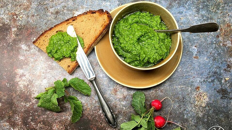 Ein Radieschen Pesto schmeckt herrlich scharf und würzig.