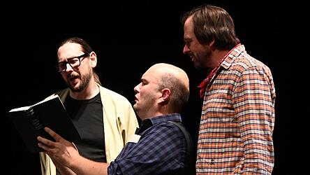 Eine Schlüsselszene: Samuel, Lee und Adam suchen die Wahrheit in der Brudermordgeschichte.