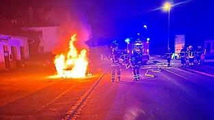 Lichterloh gebrannt hat der Wagen am Abend in Bogen.