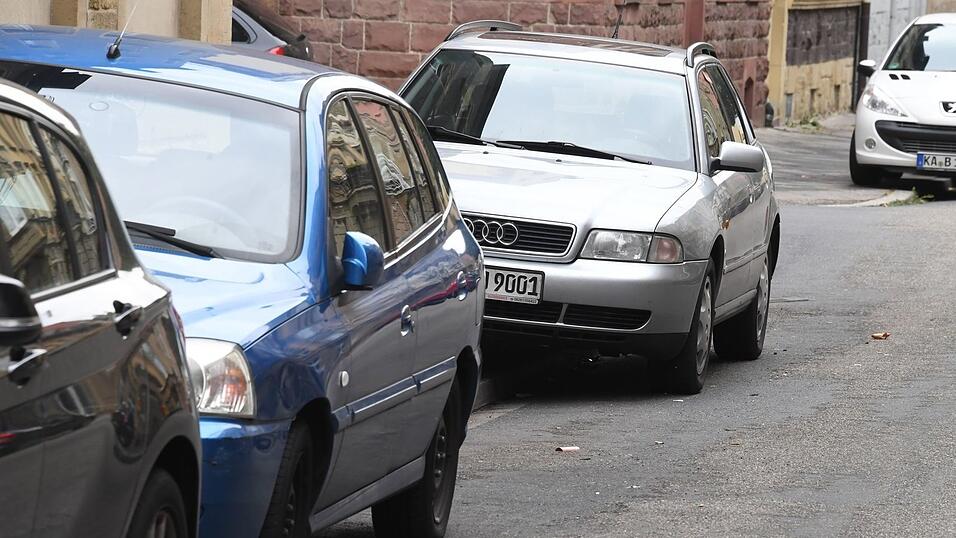 Bis zu einer gewissen Restbreite dulden viele bayerische Städte auf Gehwegen abgestellte Autos. (Symbolbild) Bis zu einer gewissen Restbreite dulden viele bayerische Städte auf Gehwegen abgestellte Autos. (Symbolbild)