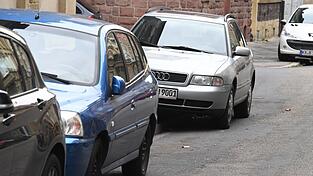 Bis zu einer gewissen Restbreite dulden viele bayerische Städte auf Gehwegen abgestellte Autos. (Symbolbild)