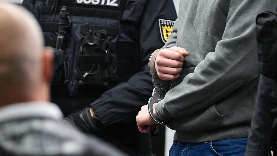 Die Staatsanwaltschaft fordert lebenslange Haft f&uuml;r den j&uuml;ngeren Bruder - wegen Mordes und illegalen Autorennens mit Todesfolge.