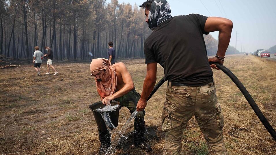 Die Einsatzkräfte und auch freiwillige bekämpfen die Flammen. Die Einsatzkräfte und auch freiwillige bekämpfen die Flammen.