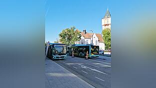 Die versuchsmäßige zentrale Busumsteigestelle in der Inneren Passauer Straße, aktuell dem Stadtplatzumbau geschuldet. Ob daraus eine Dauerlösung wird? Die versuchsmäßige zentrale Busumsteigestelle in der Inneren Passauer Straße, aktuell dem Stadtplatzumbau geschuldet. Ob daraus eine Dauerlösung wird?