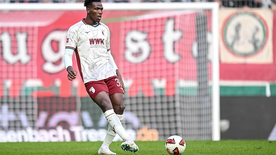 Soll für den FC Augsburg trotz der rassistischen Beleidigungen gegen sich im DFB-Pokal auflaufen: Verteidiger Juma Bah. Soll für den FC Augsburg trotz der rassistischen Beleidigungen gegen sich im DFB-Pokal auflaufen: Verteidiger Juma Bah.