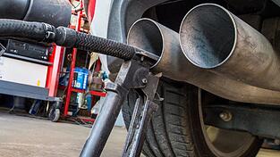 Eine Sonde eines Gerätes zur Abgasuntersuchung für Dieselmotoren steckt im Auspuffrohr eines VW Golf 2.0 TDI (Baujahr 2012), fotografiert am 21.09.2015 in einer Werkstatt in Frankfurt/Oder. Eine Sonde eines Gerätes zur Abgasuntersuchung für Dieselmotoren steckt im Auspuffrohr eines VW Golf 2.0 TDI (Baujahr 2012), fotografiert am 21.09.2015 in einer Werkstatt in Frankfurt/Oder.