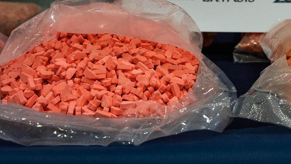 Ecstasy-Pillen, die im Rahmen einer Polizeiaktion gegen den organisierten Drogenhandel beschlagnahmt wurden. Ecstasy-Pillen, die im Rahmen einer Polizeiaktion gegen den organisierten Drogenhandel beschlagnahmt wurden.