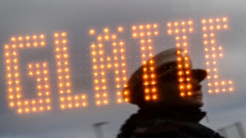Aufgrund von Glatteis kam es in Bayern am Wochenende zu Unfällen. (Symbolbild) Aufgrund von Glatteis kam es in Bayern am Wochenende zu Unfällen. (Symbolbild)