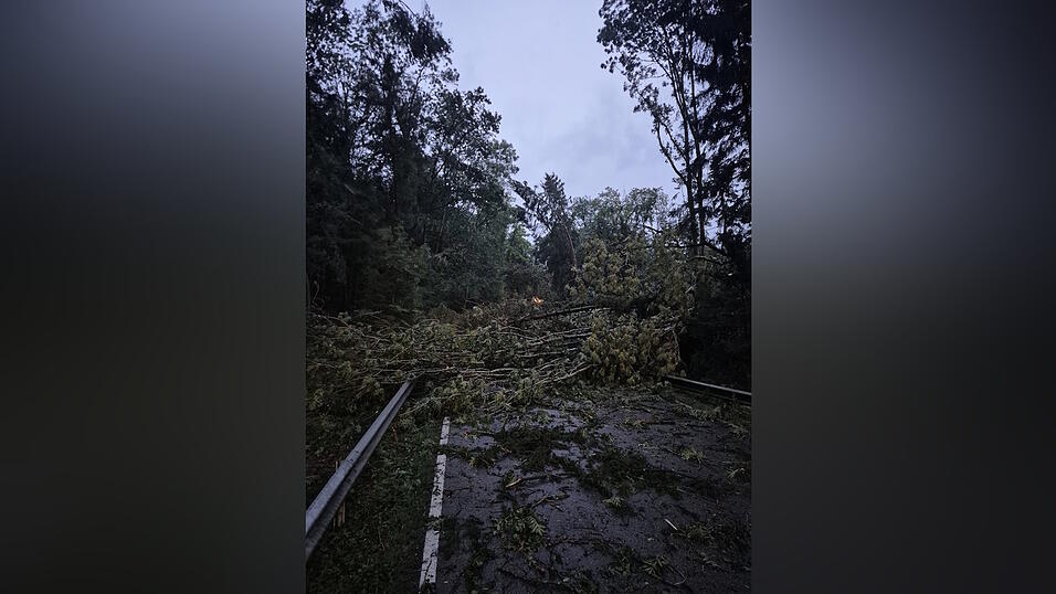 Die Feuerwehr Niederaichbach war beim Unwetter verstärkt gefordert. Die Feuerwehr Niederaichbach war beim Unwetter verstärkt gefordert.