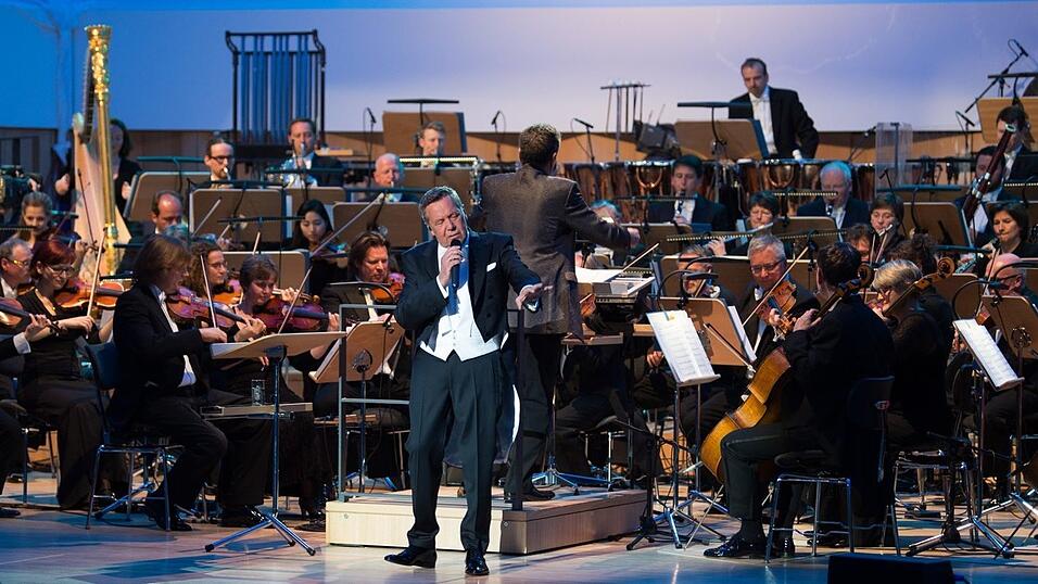 Der Schlagers&auml;nger Roland Kaiser, die Dresdner Philharmonie und die Mitglieder des Chores, sowie Kaisers einige Musiker geben am 04.05.2017 anl&auml;sslich der Er&ouml;ffnung des neuen Konzertsaals im Kulturpalast in Dresden (Sachsen) ein Konzert. Gemeinsam mit dem Orchester hat der S&auml;nger die dreiteilige Konzertreihe 'Grenzenlos - Roland Kaiser und die Dresdner Philharmonie' erarbeitet.