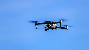Die Polizei fahndet nach der Drohnensichtung nach dem Piloten. (Symbolbild)