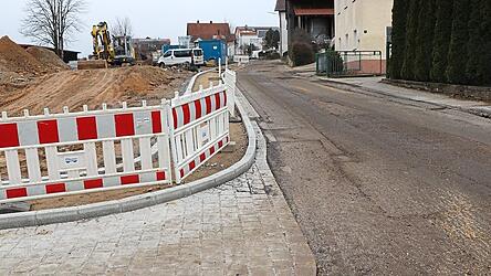 Zwar ist die Sanierung der Ortsdurchfahrt schon weit gediegen, ganz fertiggestellt kann sie heuer aber nicht mehr werden.