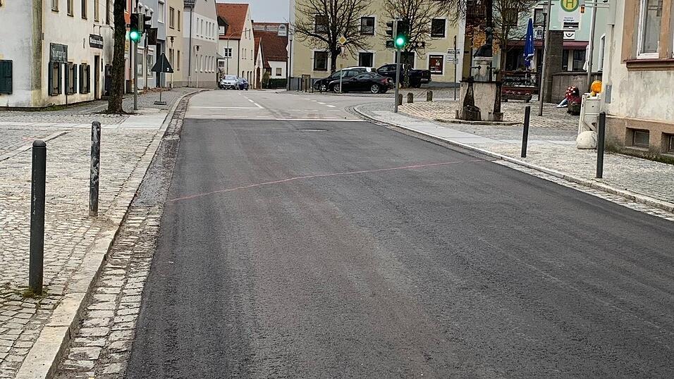 Zum Abschluss der Erneuerung erhielt der Bereich eine neue Fahrbahndecke.