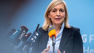 Nach Plänen von Ministerin Warken sollen die Beiträge stabil bleiben können. Nach Plänen von Ministerin Warken sollen die Beiträge stabil bleiben können.