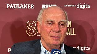 Ehrenpräsident Uli Hoeneß ist inzwischen von Bayern-Sportvorstand Max Eberl überzeugt. Ehrenpräsident Uli Hoeneß ist inzwischen von Bayern-Sportvorstand Max Eberl überzeugt.