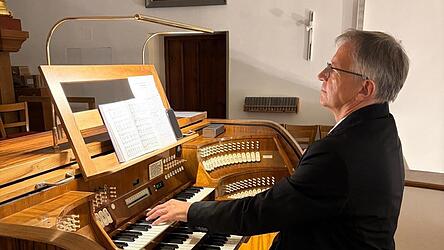Franz Josef Stoiber zeigte den Falkensteinern, was in ihrer Orgel steckt.