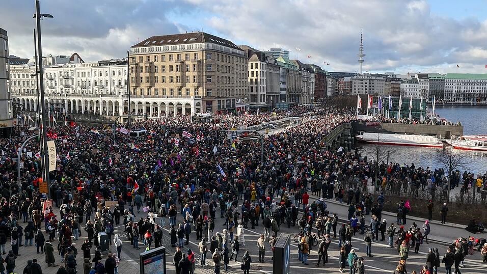 Mehr als 20.000 Menschen nahmen nach Polizeiangaben an der Kundgebung in Hamburg teil - mehr als 5.000 an einer weiteren. Mehr als 20.000 Menschen nahmen nach Polizeiangaben an der Kundgebung in Hamburg teil - mehr als 5.000 an einer weiteren.