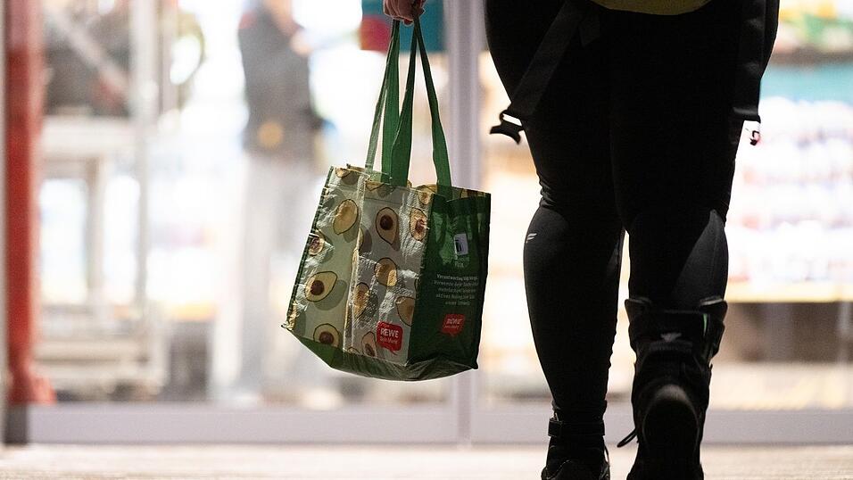 Einkommensschwache Haushalte geben besonders viel für Wohnen und Lebensmittel aus. Einkommensschwache Haushalte geben besonders viel für Wohnen und Lebensmittel aus.