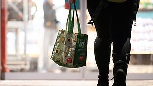 Einkommensschwache Haushalte geben besonders viel für Wohnen und Lebensmittel aus.