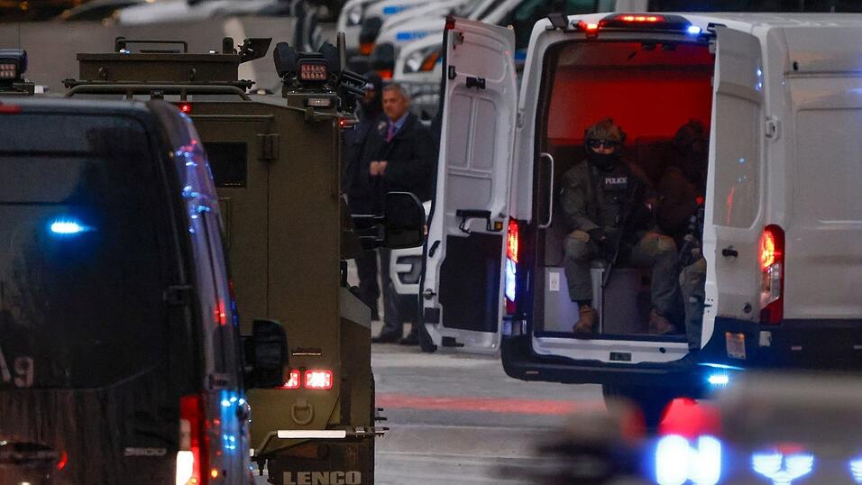 Maduro und seine Frau erschienen zu ihrer ersten Anhörung. Maduro und seine Frau erschienen zu ihrer ersten Anhörung.