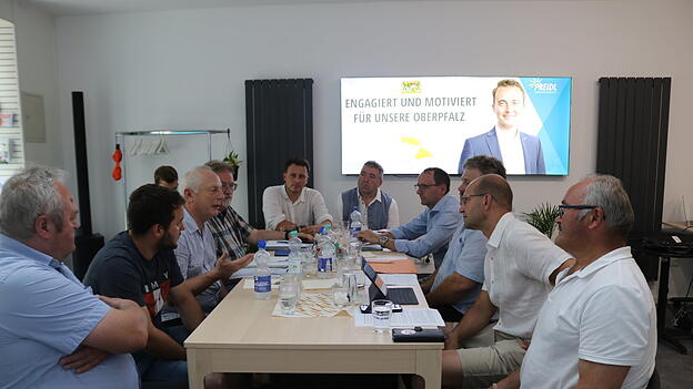 Die beiden Landtagsabgeordneten Julian Preidl (Mitte, links) und Josef Lausch (Mitte, rechts) von den Freien W&auml;hlern h&ouml;rten dem regen Austausch der Teilnehmer aufmerksam zu.