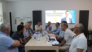 Die beiden Landtagsabgeordneten Julian Preidl (Mitte, links) und Josef Lausch (Mitte, rechts) von den Freien W&auml;hlern h&ouml;rten dem regen Austausch der Teilnehmer aufmerksam zu.