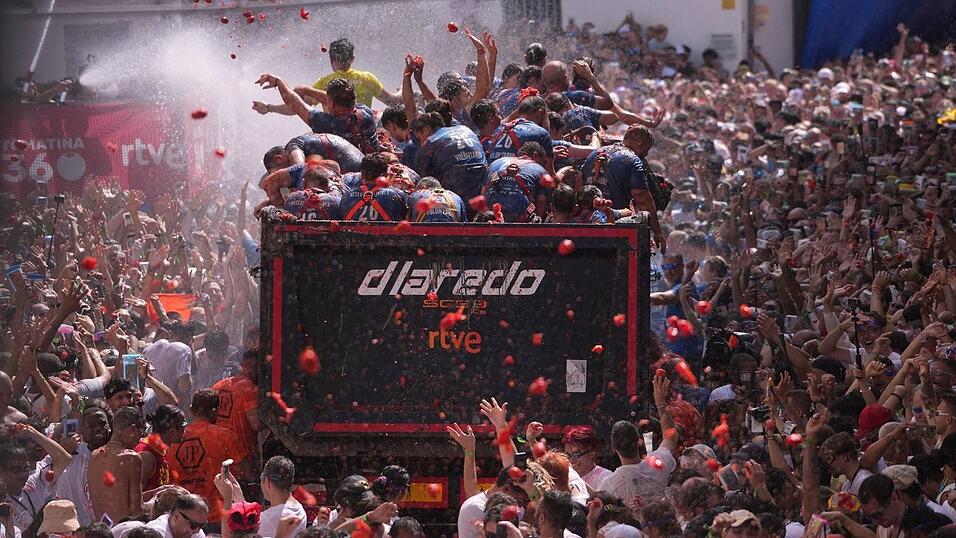 Genau eine Stunde lang sind die normalen Regeln in der spanischen Kleinstadt Buñol während der «La Tomatina» außer Kraft gesetzt und man darf wildfremden Menschen eine matschige Tomate ins Gesicht klatschen. Genau eine Stunde lang sind die normalen Regeln in der spanischen Kleinstadt Buñol während der «La Tomatina» außer Kraft gesetzt und man darf wildfremden Menschen eine matschige Tomate ins Gesicht klatschen.