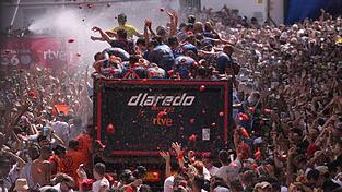 Genau eine Stunde lang sind die normalen Regeln in der spanischen Kleinstadt Bu&ntilde;ol w&auml;hrend der &laquo;La Tomatina&raquo; au&szlig;er Kraft gesetzt und man darf wildfremden Menschen eine matschige Tomate ins Gesicht klatschen.