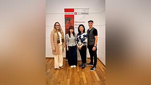 Bei der Begrüßung der neuen Lehrkräfte (von links): Bürgermeisterin Sibylle Entwistle, Klavierlehrerinnen Wanru Zhao und Lin Zhao sowie Musikschulleiter Sebastian Bortolotti. Bei der Begrüßung der neuen Lehrkräfte (von links): Bürgermeisterin Sibylle Entwistle, Klavierlehrerinnen Wanru Zhao und Lin Zhao sowie Musikschulleiter Sebastian Bortolotti.