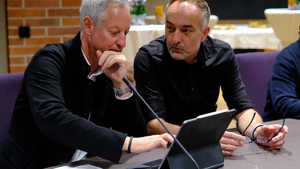 Straubinger Oberbürgermeister Markus Pannermeyer (CSU) und Andreas Fuchs (CSU) schauen im Landratsamt gespannt auf einen Bildschirm.