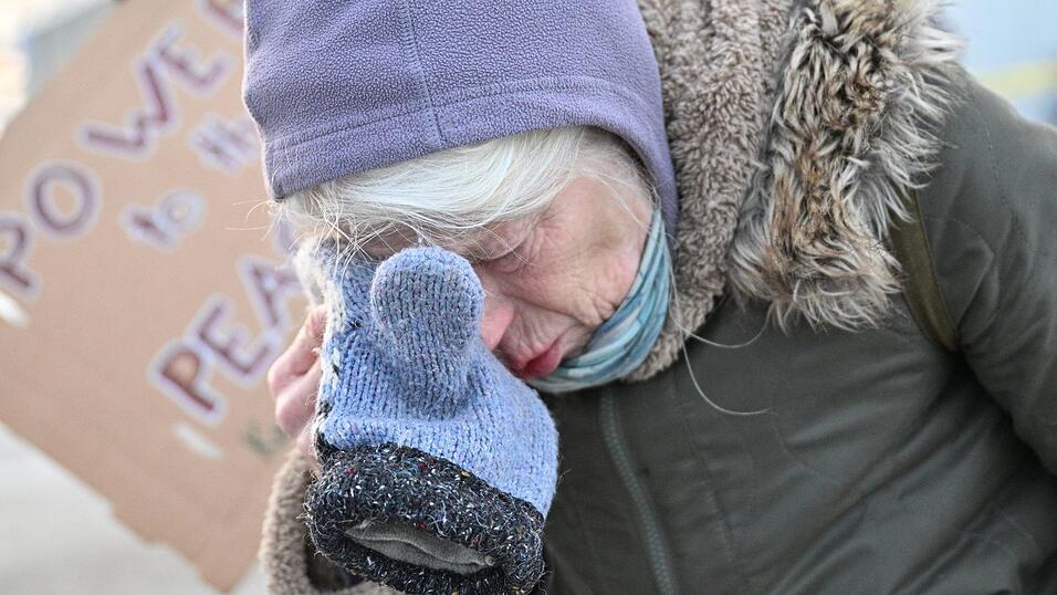 Eine Frau trauert um die nach Sch&uuml;ssen von ICE-Beamten Verstorbene.