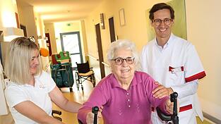 Auch die Mobilisation der Bewohnerin Therese Mahl geh&ouml;rte zu den Aufgaben von MdL Stefan Ebner, die er gemeinsam mit Pflegefachkraft Belinda Kufner erledigte.