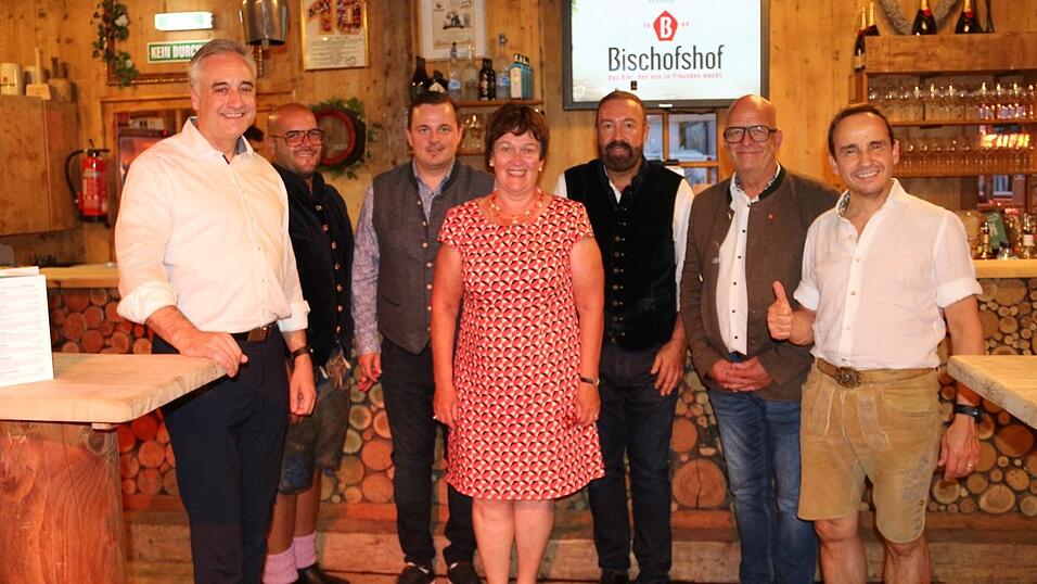 OB Thomas Burger (von links), Felix Sonnleitner (BLV), Thomas Welter (BLV), Bernadette Dechant (CSU-Stadträtin), Arnd Bergmann (BLV), Bürgermeister Thomas Thurow und Festwirt Michael Hahn OB Thomas Burger (von links), Felix Sonnleitner (BLV), Thomas Welter (BLV), Bernadette Dechant (CSU-Stadträtin), Arnd Bergmann (BLV), Bürgermeister Thomas Thurow und Festwirt Michael Hahn
